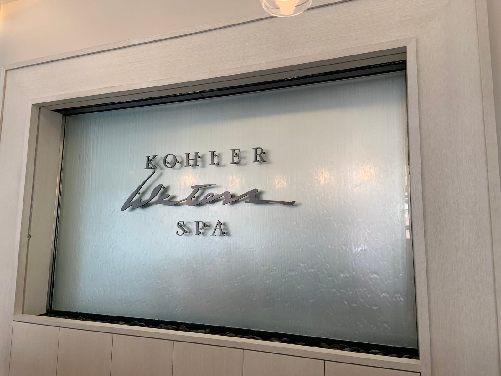 Glass water wall frameless at kohler waters spa in chicago illinois 1 scaled